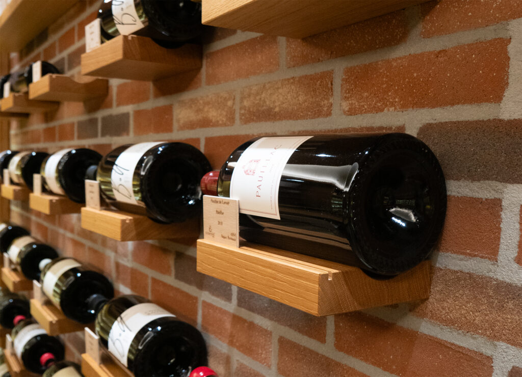 Le mur de grands vins de la cave