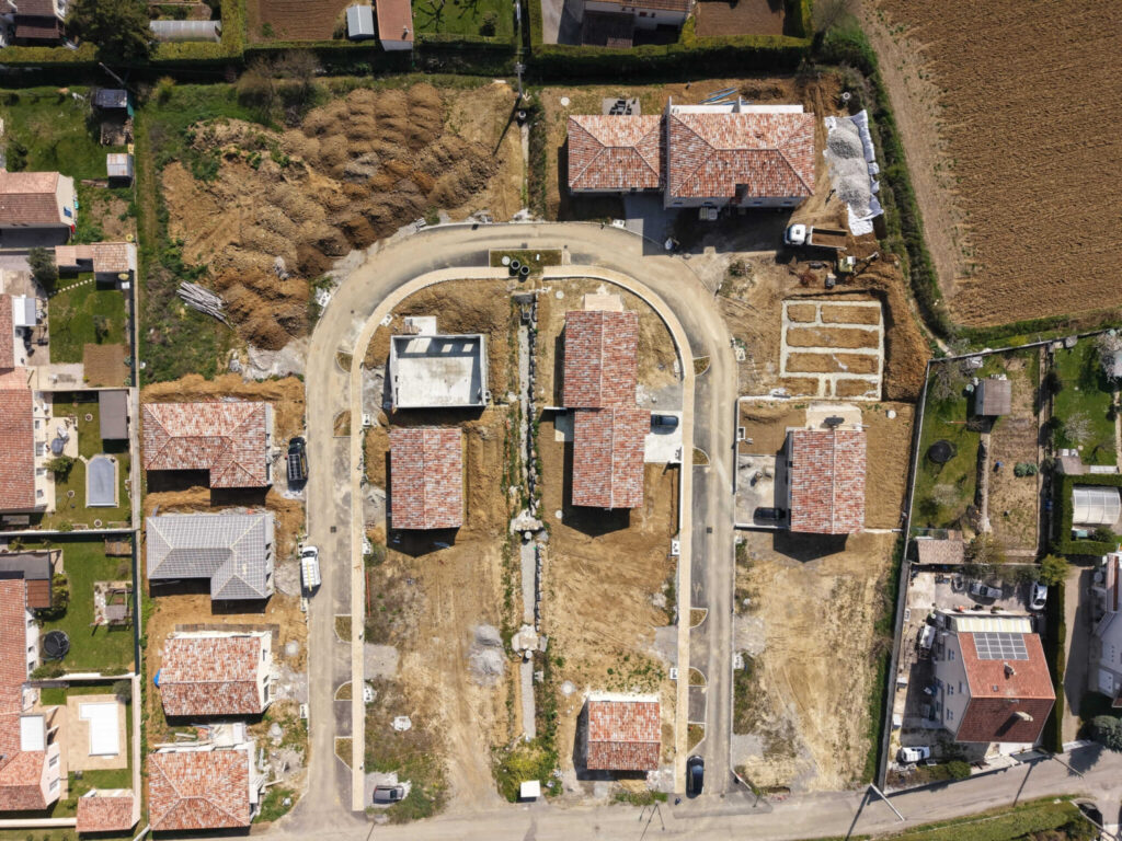 Vue aérienne d'un programme de villas